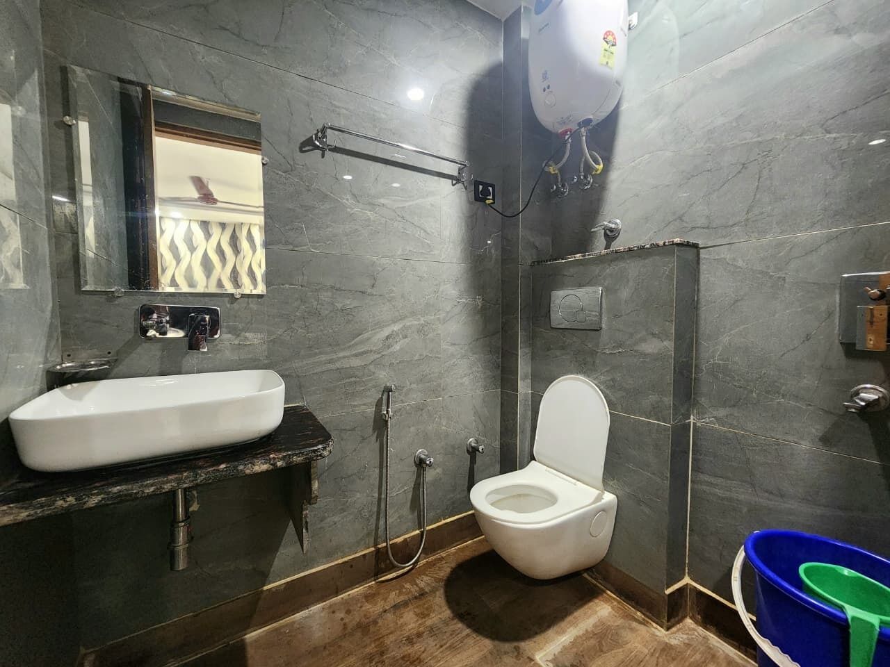 Khăn tắm, xà phòng, dầu gội, giấy vệ sinh 