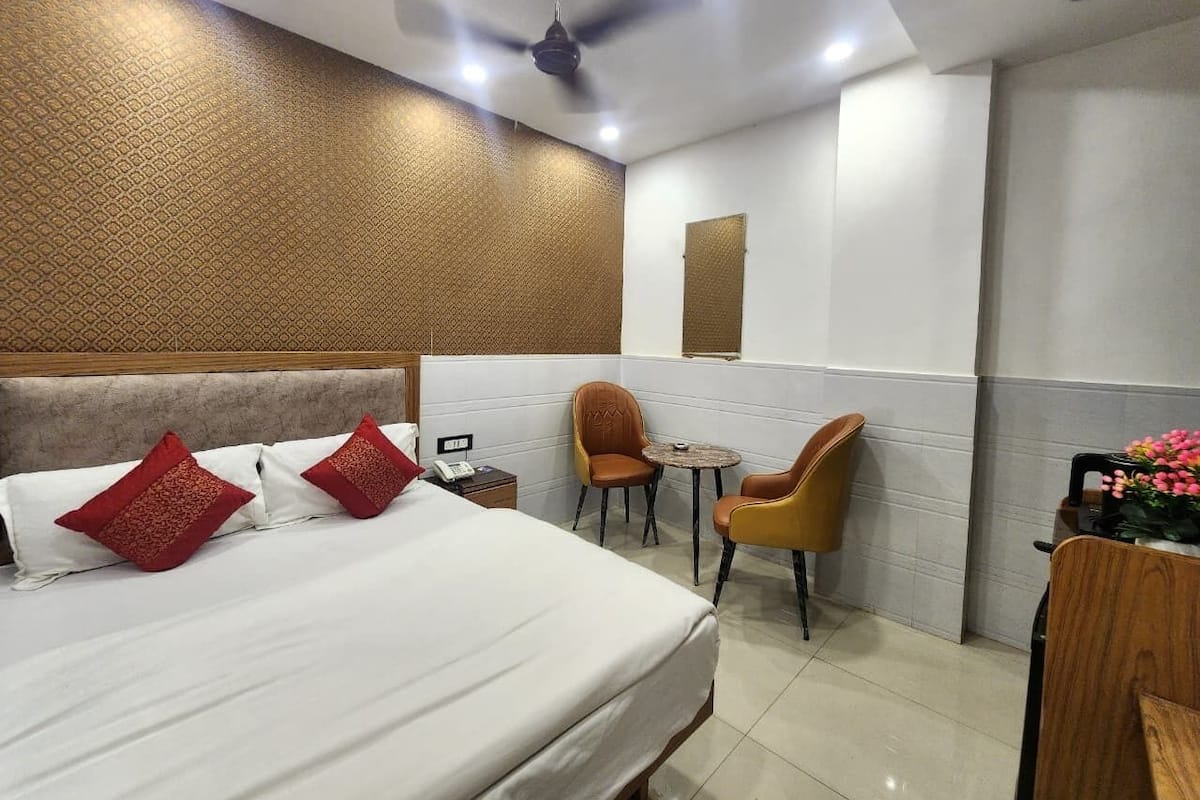 ห้องดีลักซ์ดับเบิล | เครื่องนอนป้องกันสารก่อภูมิแพ้, โต๊ะทำงาน, พื้นที่ทำงานแบบใช้แล็ปท็อป