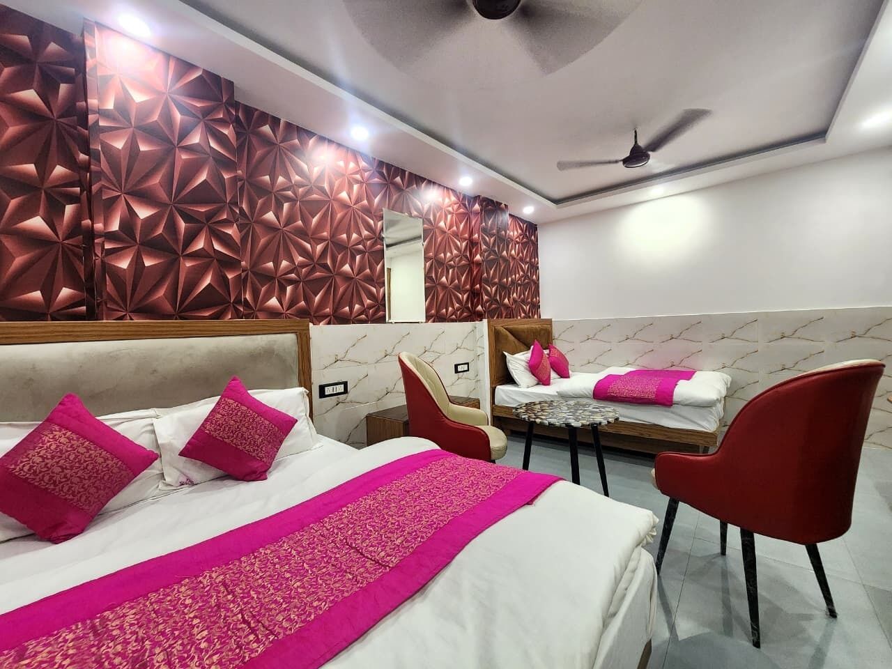 Hypo-allergenic bedding, desk, laptop workspace, free WiFi