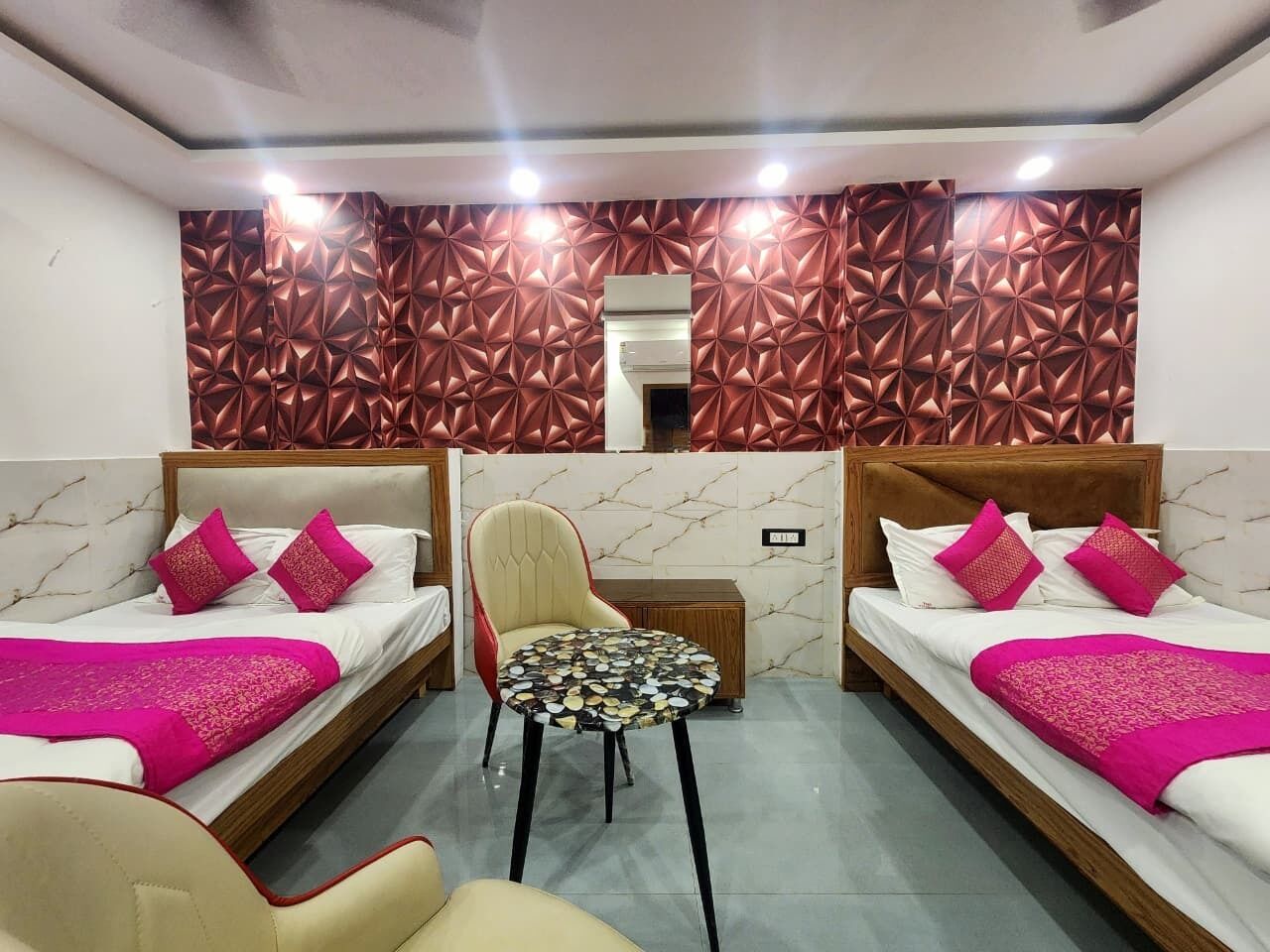 Hypo-allergenic bedding, desk, laptop workspace, free WiFi