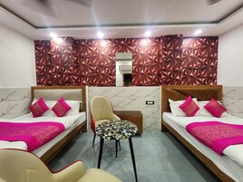 Biancheria da letto ipoallergenica, una scrivania, postazione laptop