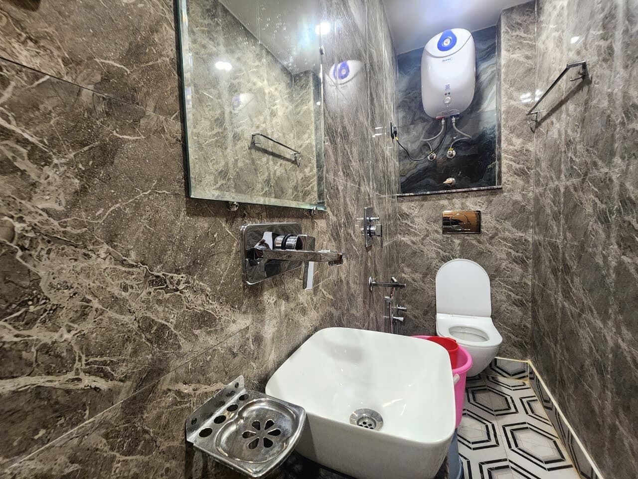 Serviettes fournies, savon, shampoing, papier toilette