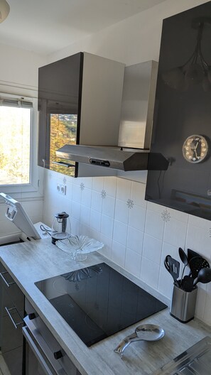 Fridge, microwave, oven, stovetop - Superb bright 2-room apartment with balcony in Saint-Aygulf Fréjus (Frejus)