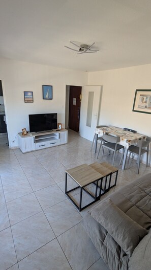 Smart TV, books - Superb bright 2-room apartment with balcony in Saint-Aygulf Fréjus (Frejus)