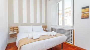 Habitación cuádruple junior, balcón, vistas a la ciudad | Escritorio y wifi gratis