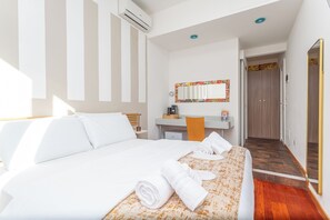 Classic Double Room, Courtyard View | Desk, free WiFi - Dea Roma (Rome)