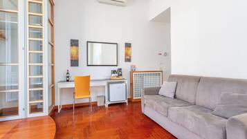 Habitación cuádruple junior, balcón, vistas a la ciudad | Escritorio y wifi gratis