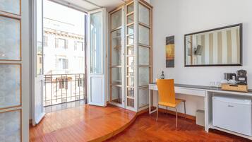 Habitación cuádruple junior, balcón, vista a la ciudad | Escritorio y wifi gratis