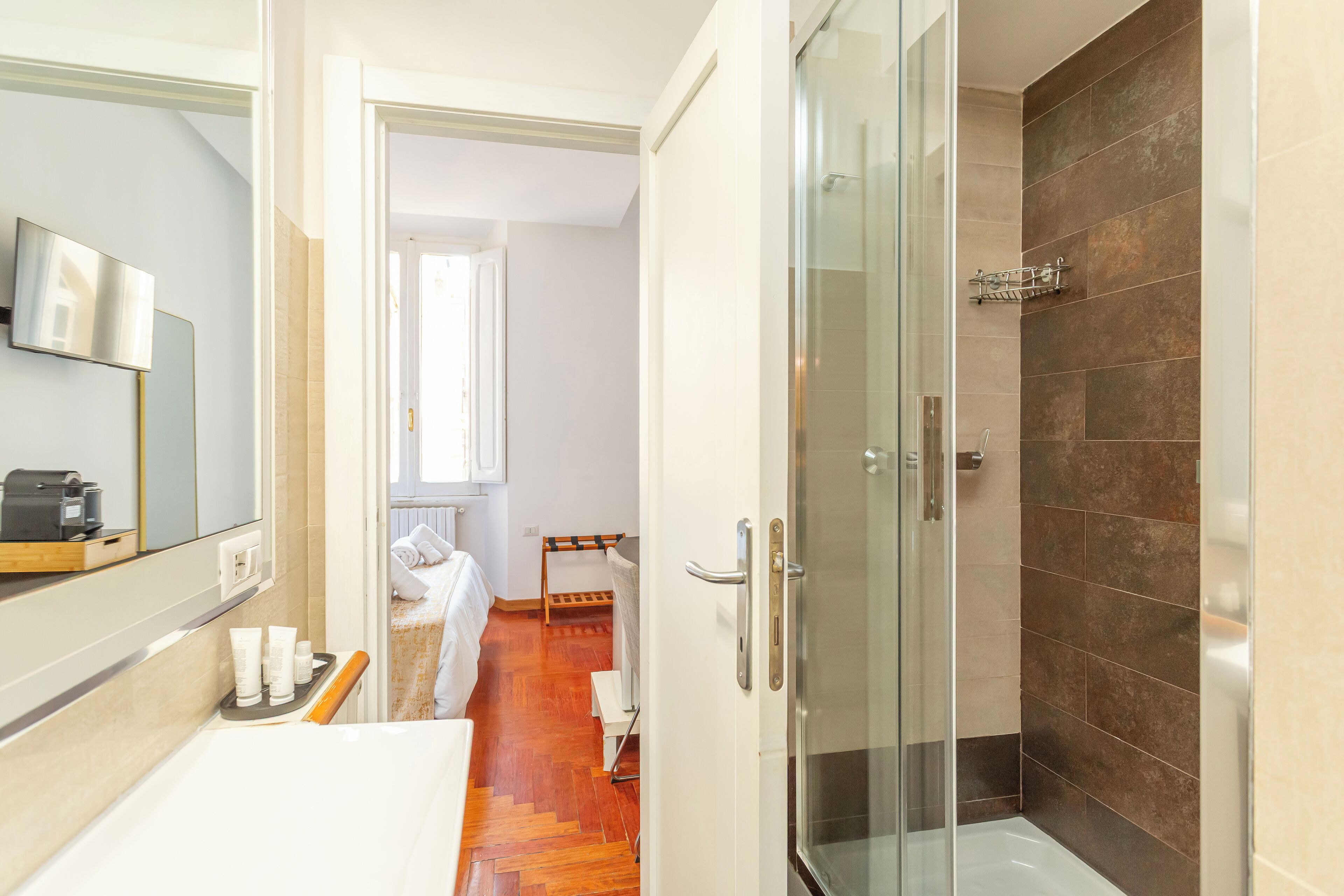 Habitación económica doble, vistas al patio | Baño | Ducha, secador de pelo, toallas y jabón