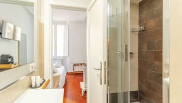 Economy-Doppelzimmer, Blick auf den Innenhof | Badezimmer | Dusche, Haartrockner, Handtücher, Seife