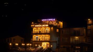 Fachada da propriedade à noite