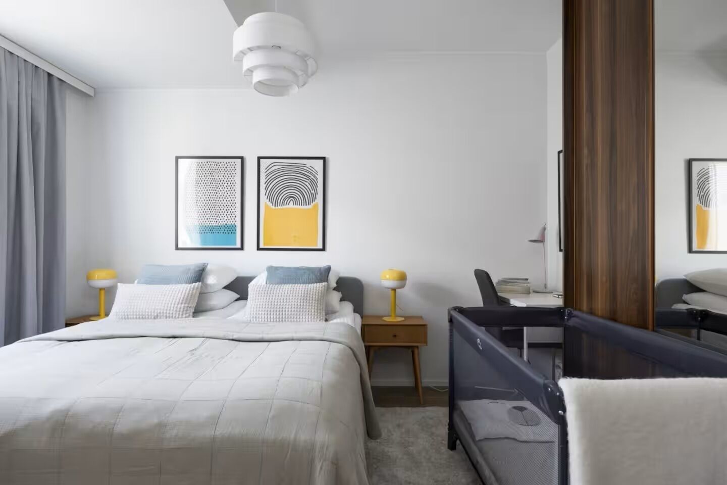 Apartamento superior, vistas a la ciudad | Escritorio, espacio para trabajar con un portátil, cortinas opacas