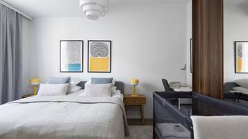 Superior-huoneisto, kaupunkinäköala | Työpöytä, kannettavalle tietokoneelle sopiva työtila, pimennysverhot