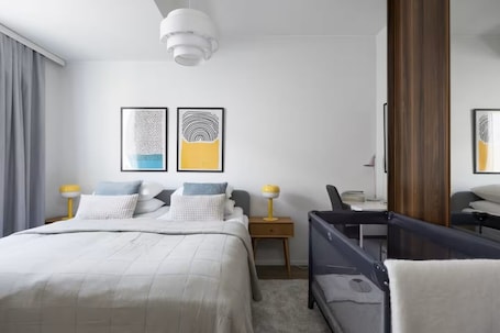 Escritorio, espacio para trabajar con laptop y cortinas blackout