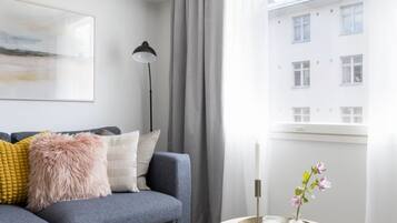 Superior-huoneisto, kaupunkinäköala | Oleskelualue | 50–tuumainen äly-TV, jossa kaapelikanavat