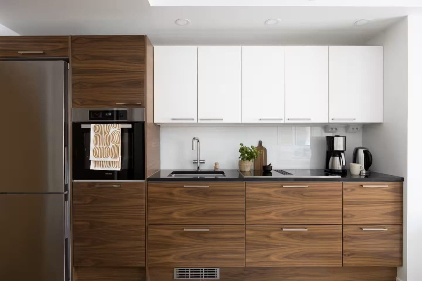 Superior Apartment, City View | Private kitchen | Full-sized fridge, microwave, oven, stovetop