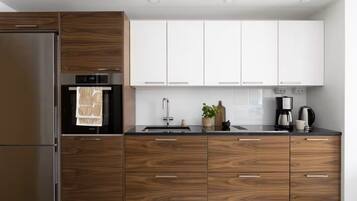 Superior-huoneisto, kaupunkinäköala | Yksityinen keittiö | Täysikokoinen jääkaappi, mikroaaltouuni, uuni, liesi