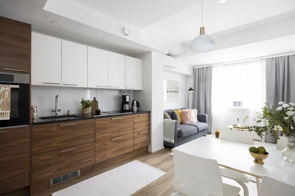 Superior-Apartment, Stadtblick | Eigene Küche | Großer Kühlschrank, Mikrowelle, Ofen, Herdplatte