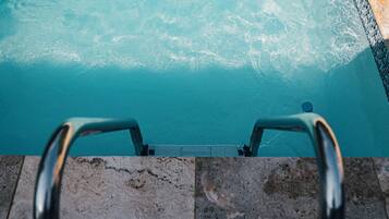 AuĂenpool, geöffnet von 10:00 Uhr bis 20:30 Uhr, Sonnenschirme