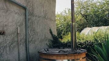 Sauna, bain Ă remous, massages aux pierres chaudes