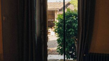 Comfort Triple Room | Blackout curtains, soundproofing, iron/ironing board, free WiFi