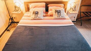 Comfort Triple Room | Blackout drapes, soundproofing, iron/ironing board, free WiFi