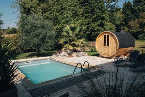 Outdoor pool, open 10:00 AM to 8:30 PM, pool umbrellas, pool loungers - Domaine de cozance (Anjou)