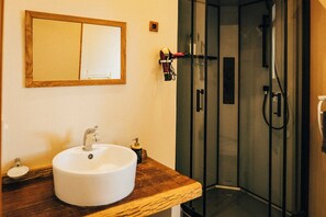 Family Room, Mountain View | Bilik Mandi | Pancuran mandi, pengering rambut, tuala disediakan, sabun 