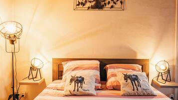 Chambre Triple Confort | Rideaux occultants, chambres insonorisées, fer et planche à repasser