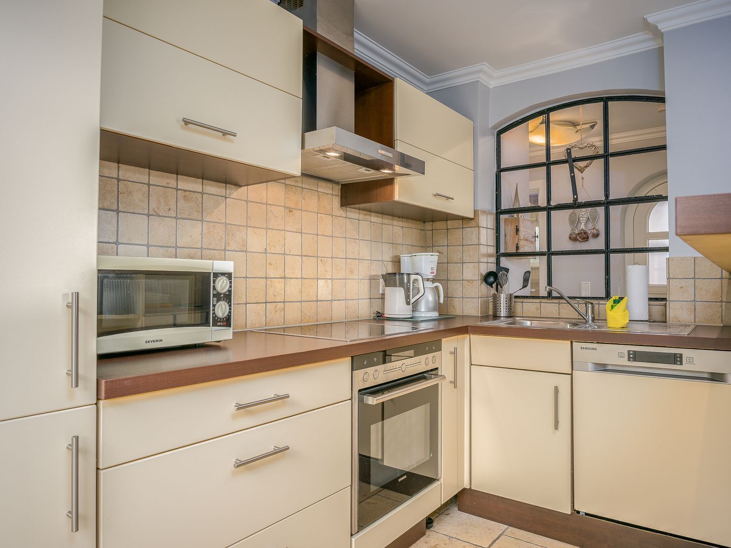 Kühlschrank, Mikrowelle, Ofen, Herdplatte