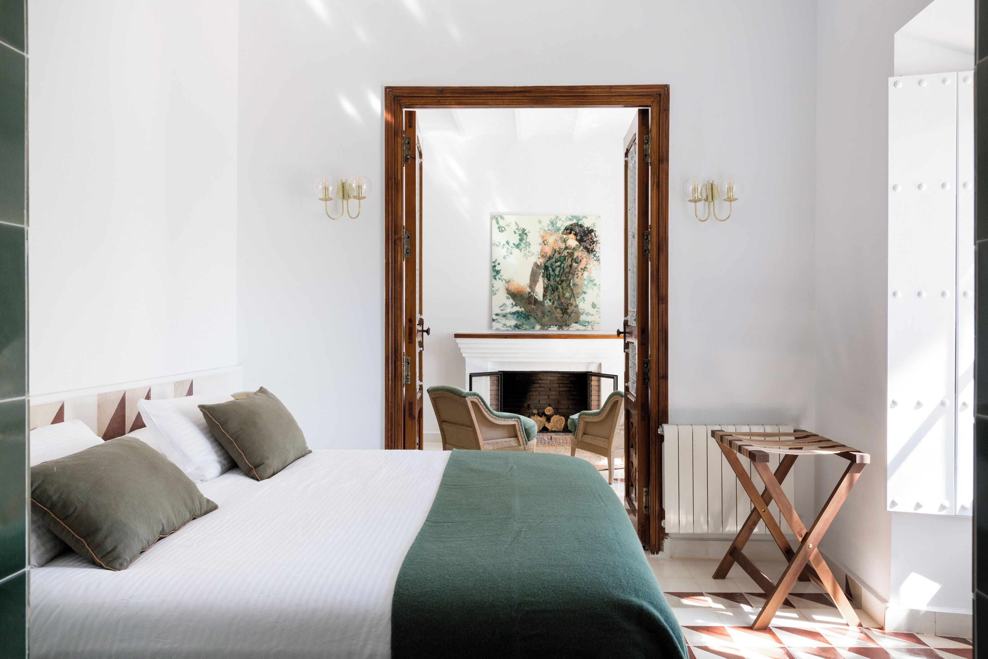 8 dormitorios, escritorio, tabla de planchar con plancha y cuna de viaje