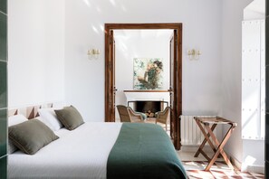 8 bedrooms, desk, iron/ironing board, travel crib