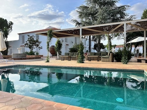 حمّام سباحة خارجي