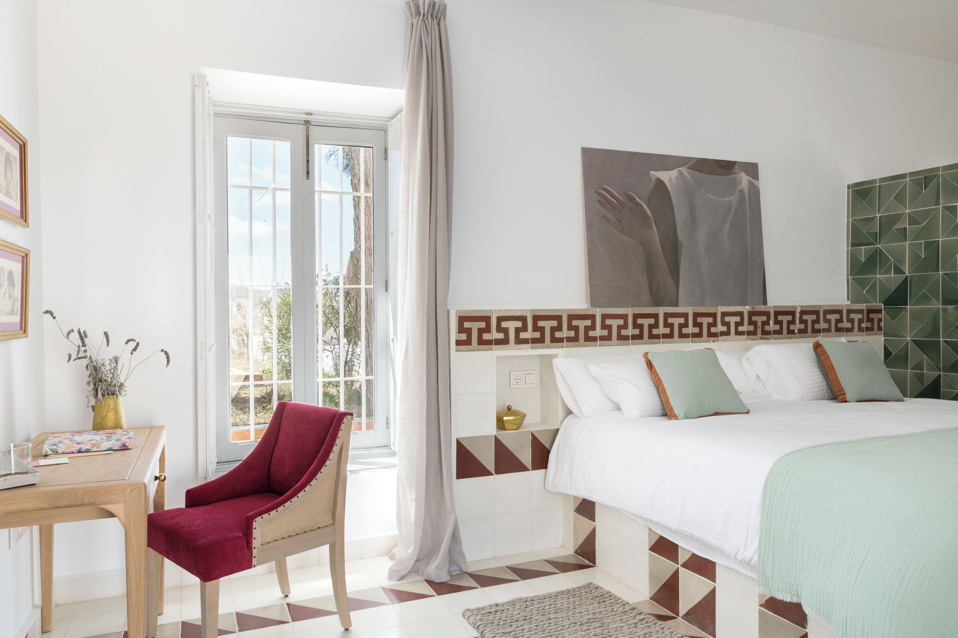 8 dormitorios, escritorio, tabla de planchar con plancha y cuna de viaje