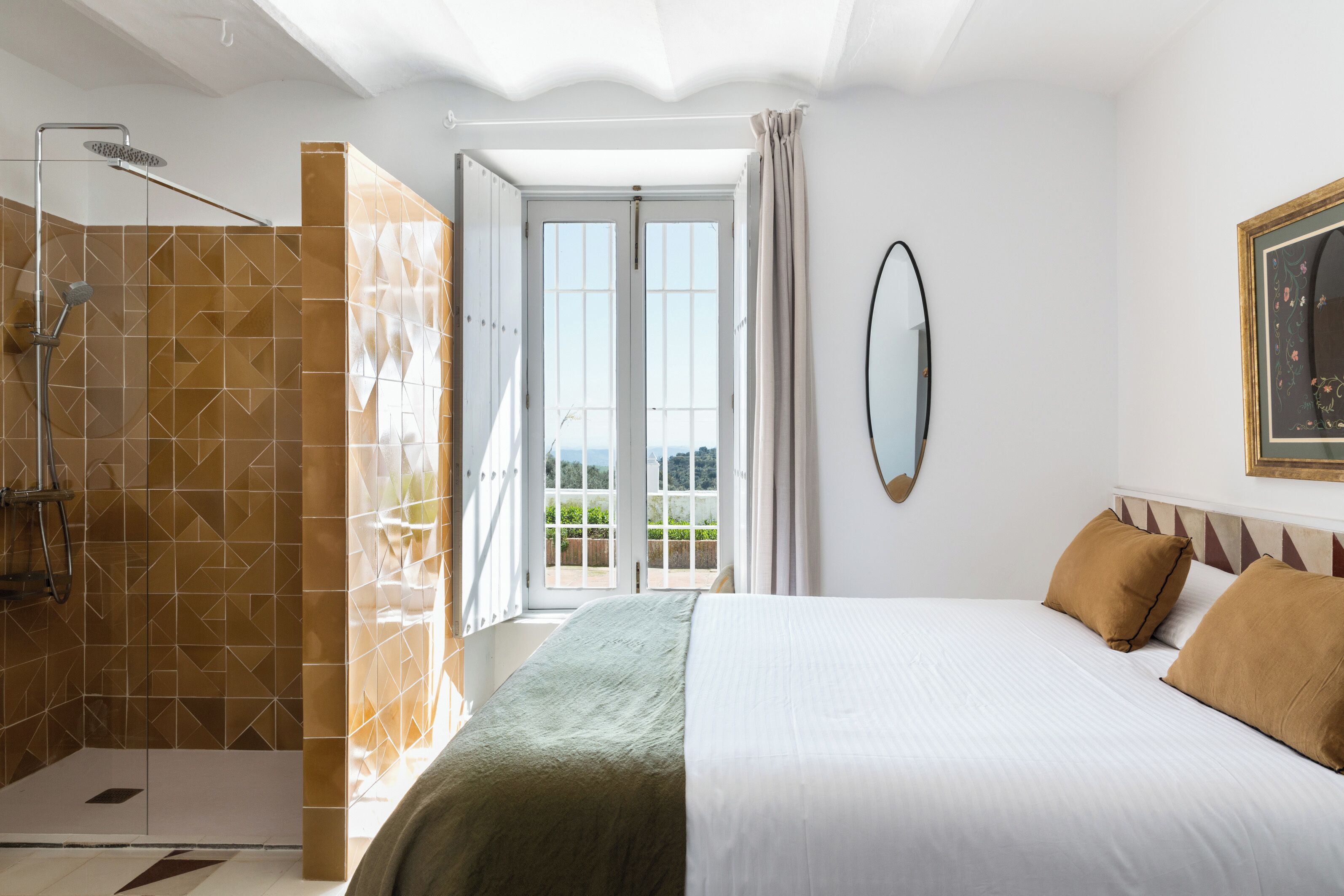 9 chambres, bureau, fer et planche à repasser, lit parapluie