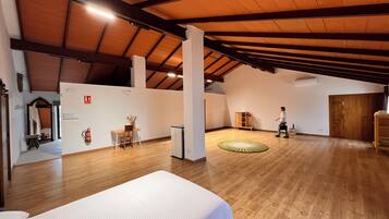 9 bedrooms, desk, iron/ironing board, travel crib