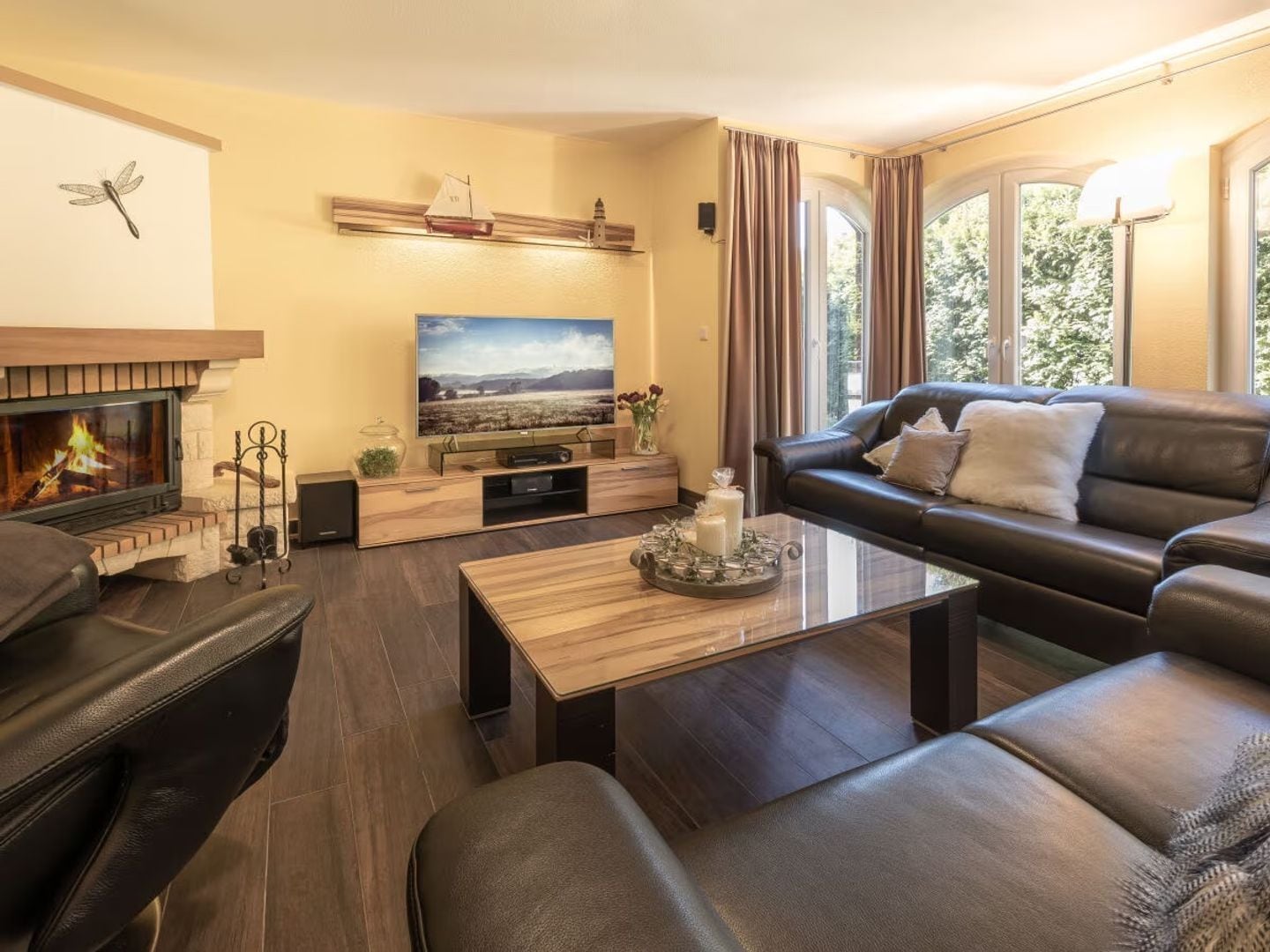 Una televisión, un reproductor estéreo