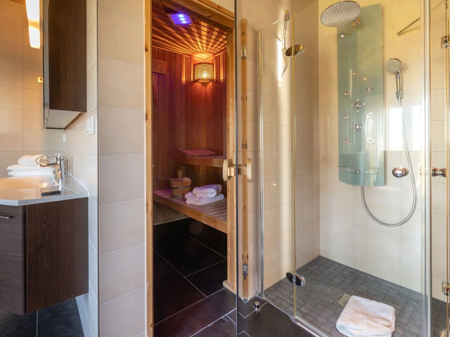 Een douche, handdoeken