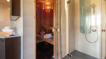 Een douche, handdoeken