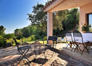 Outdoor dining - Villa Le Rocce Fiorite (S. Margherita di Pula)