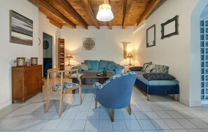 Televisión, chimenea y estéreo