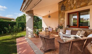Terrace/patio - Villa Luisa Costa Rei – Dream Villa with Garden near the Beach (Costa Rei)