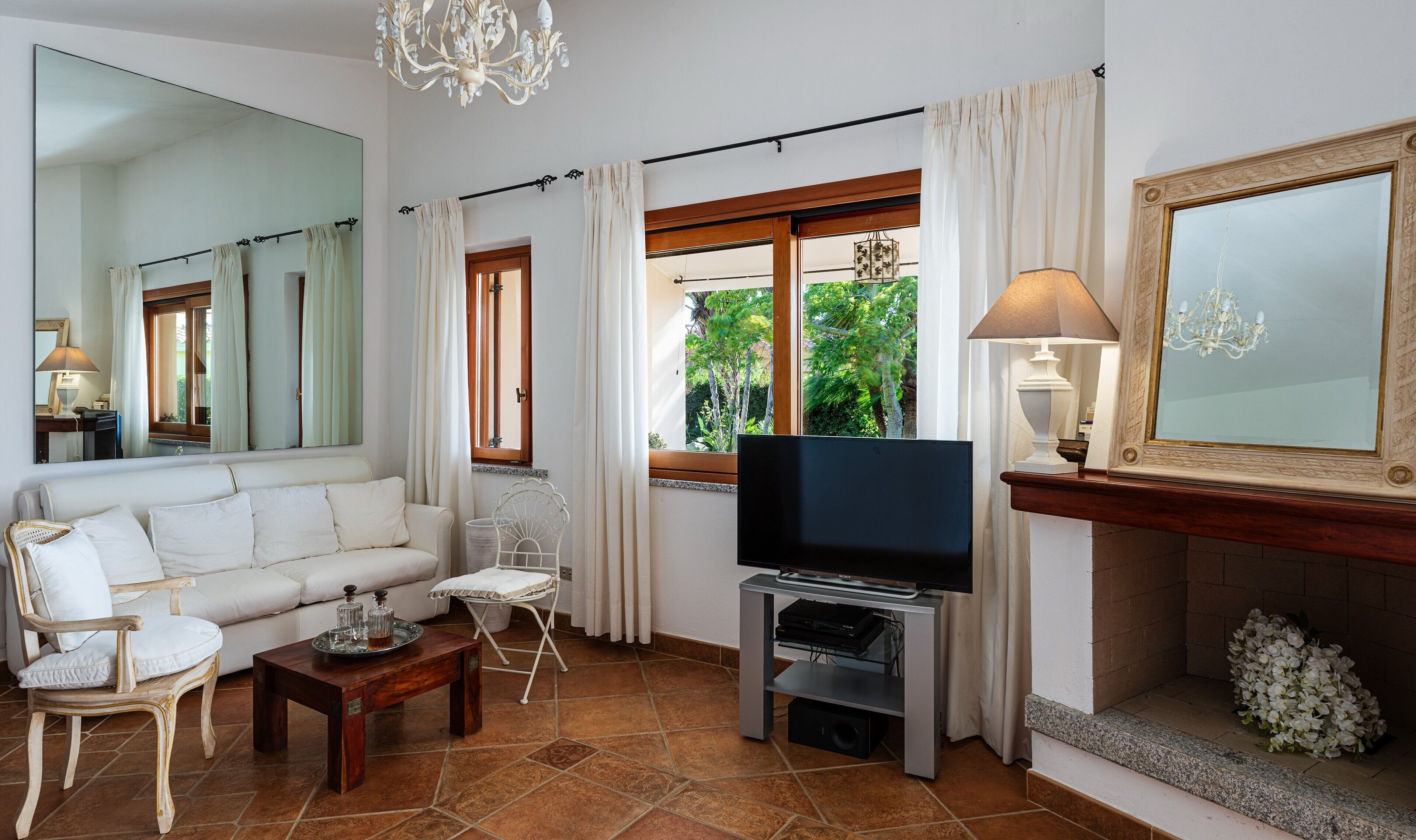 Télévision, cheminée