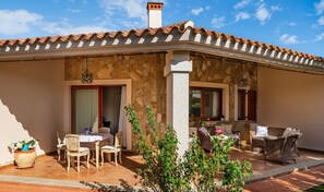 Outdoor dining - Villa Luisa Costa Rei – Dream Villa with Garden near the Beach (Costa Rei)