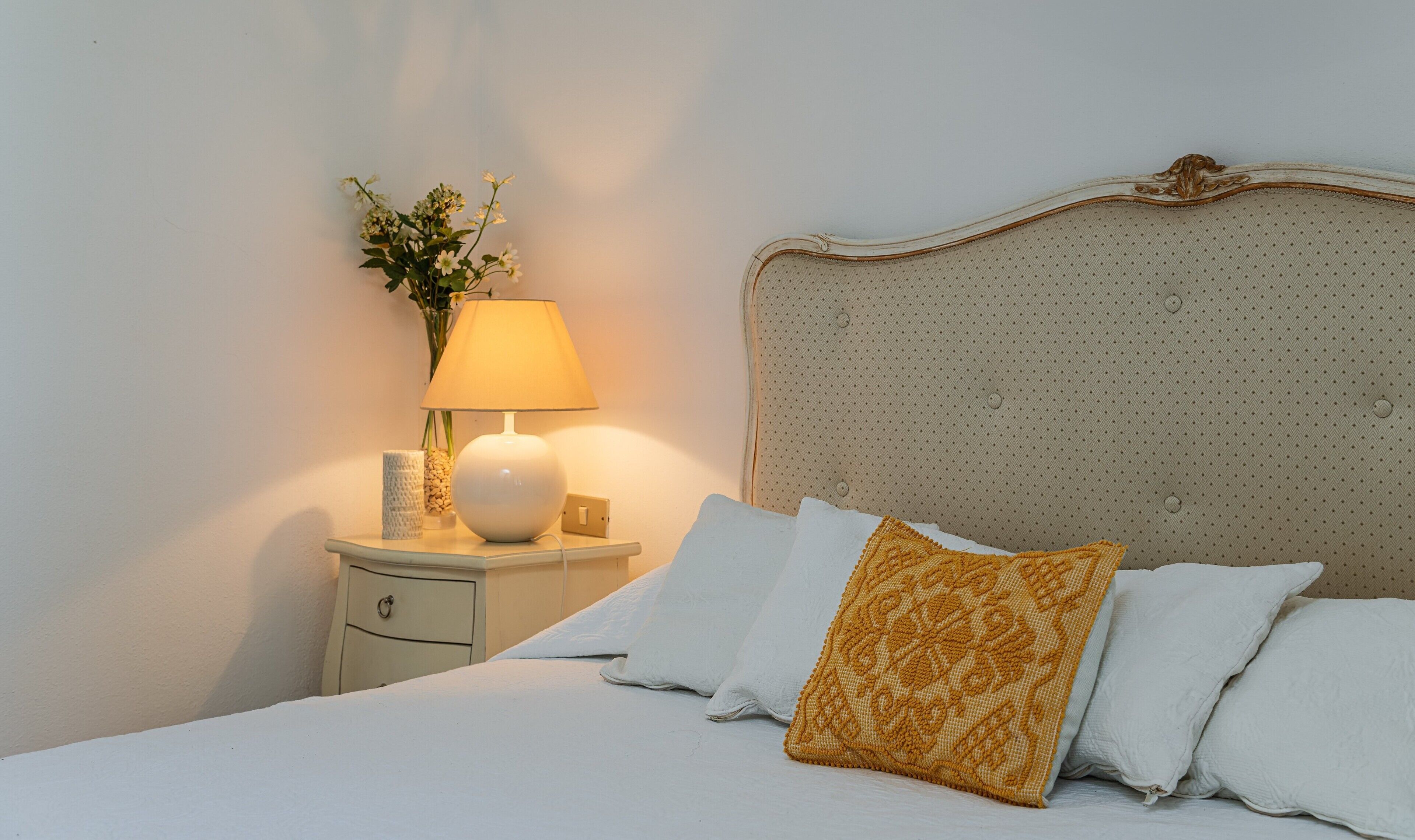 2 多间卧室、办公桌、WiFi、床单