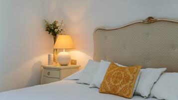 2 bedrooms, desk, WiFi, bed sheets