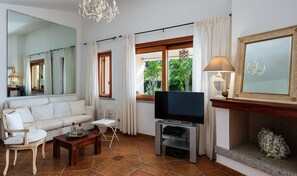TV, fireplace - Villa Luisa Costa Rei – Dream Villa with Garden near the Beach (Costa Rei)