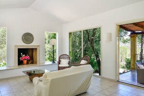 Interior - Villa Paradiso – Exclusive Villa with Pool, Panoramic Views, Near Golf & Beaches (Pula)