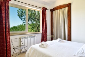 3 bedrooms, desk, WiFi, bed sheets