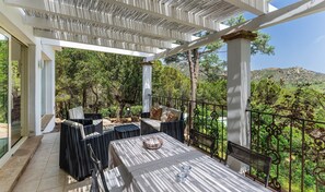 Outdoor dining - Villa Paradiso – Exclusive Villa with Pool, Panoramic Views, Near Golf & Beaches (Pula)